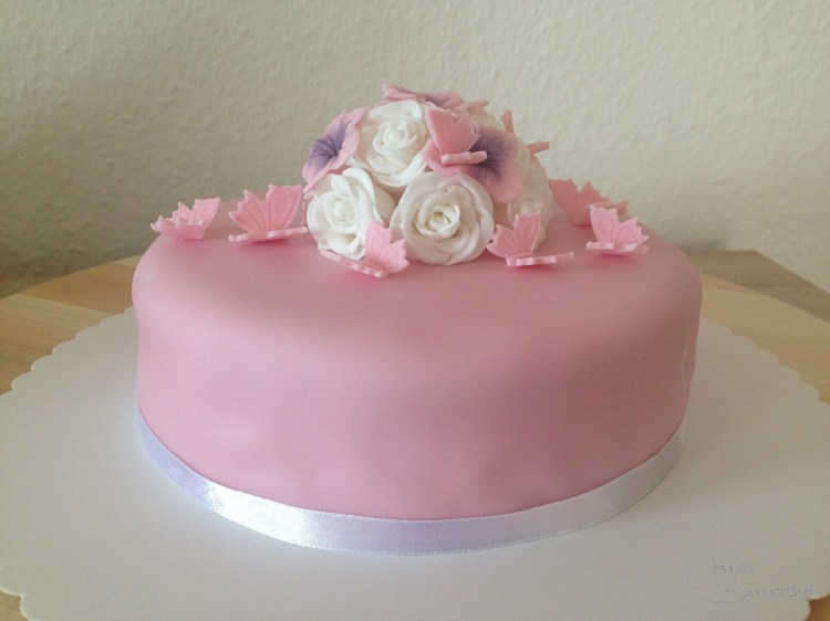 Motivtorte mit Rosen und Schmetterlingen