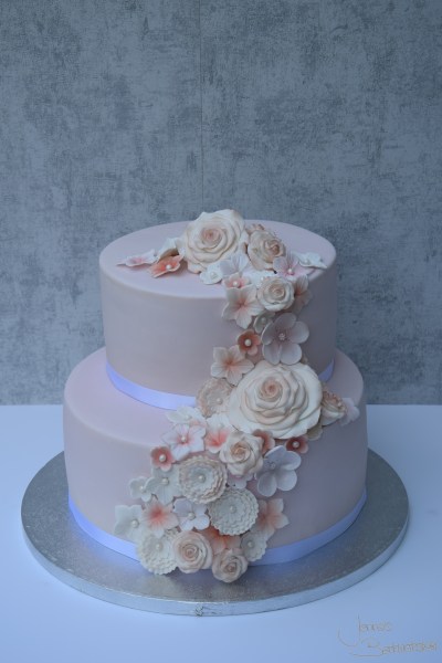 hochzeitstorte-mit-blumenranke-1