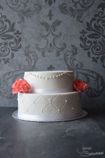 torte-mit-perlen-und-rosen-1